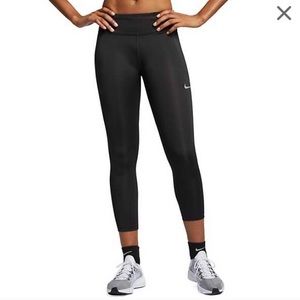 New with tags women’s Nike crop length leggings.